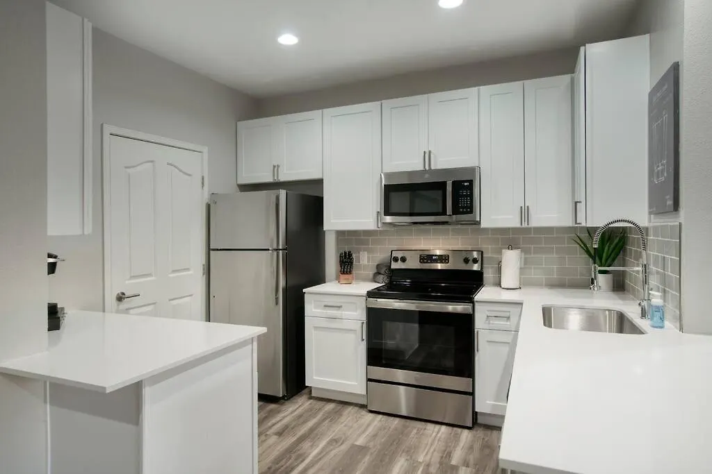 Modern 2-Br Condo Near West Gate Scottsdale